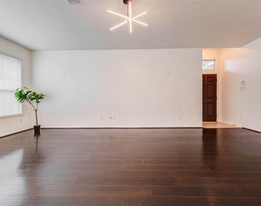 7434 Jacobs Well Drive - Photo Thumbnail 4