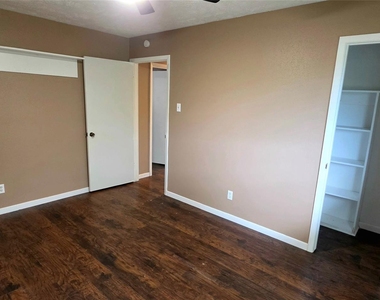 2204 Mimosa Court - Photo Thumbnail 10