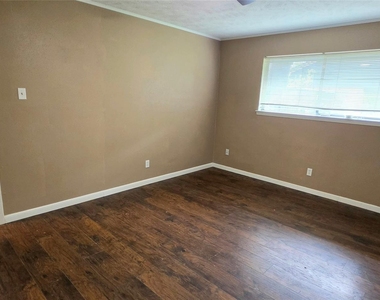 2204 Mimosa Court - Photo Thumbnail 11