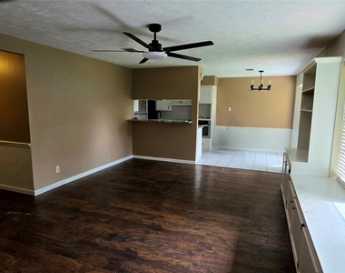 2204 Mimosa Court - Photo Thumbnail 3