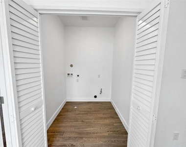 8141 Jeffery Street - Photo Thumbnail 12