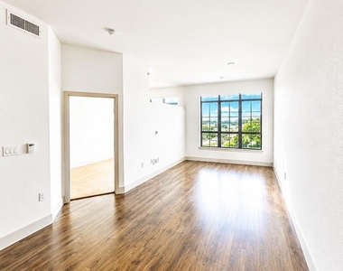 2222 Smith Street - Photo Thumbnail 5