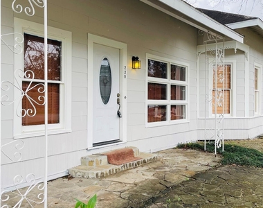229 E Saunders Street - Photo Thumbnail 1