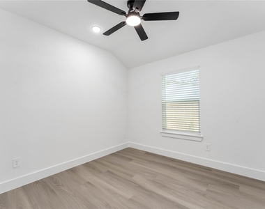 9406 Sandra Street - Photo Thumbnail 15