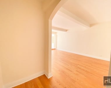 East 56 Street - Photo Thumbnail 4