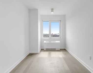 29-22 Northern Boulevard - Photo Thumbnail 2