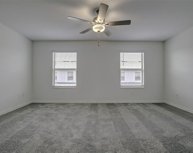 8240 Corner Pine Way - Photo Thumbnail 12