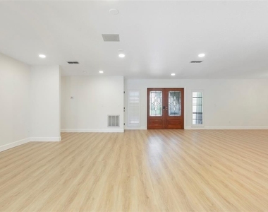 3119 Hyde Park Drive - Photo Thumbnail 9