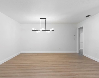 3119 Hyde Park Drive - Photo Thumbnail 8