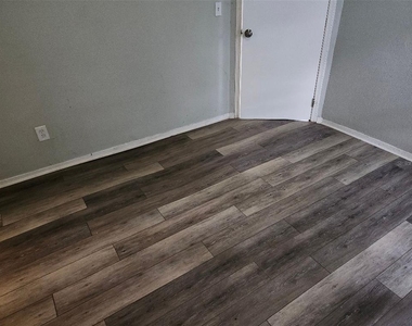 1426 10th Street W - Photo Thumbnail 5