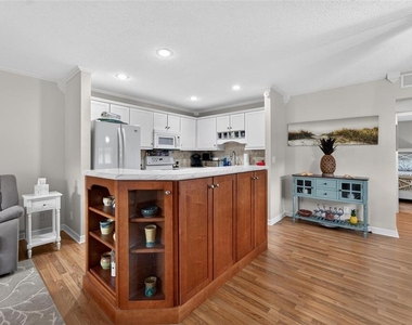 301 Kings Boulevard - Photo Thumbnail 6
