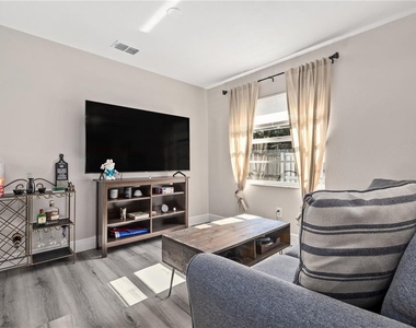 112 W Stanley Street - Photo Thumbnail 4