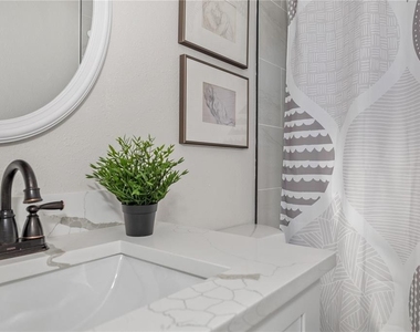 112 W Stanley Street - Photo Thumbnail 17