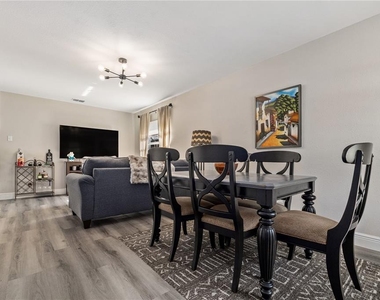 112 W Stanley Street - Photo Thumbnail 6