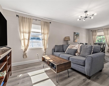 112 W Stanley Street - Photo Thumbnail 2