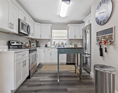 112 W Stanley Street - Photo Thumbnail 9