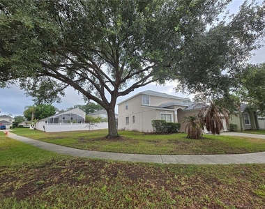 930 Oxford Drive - Photo Thumbnail 2