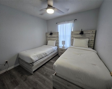 930 Oxford Drive - Photo Thumbnail 33