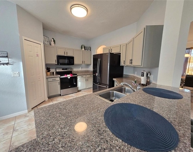 930 Oxford Drive - Photo Thumbnail 5