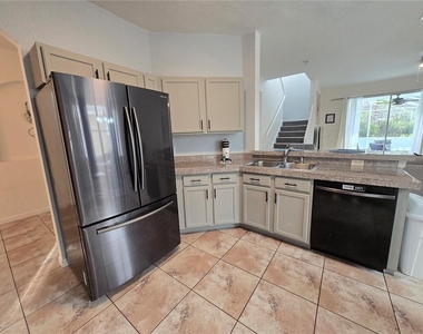 930 Oxford Drive - Photo Thumbnail 4