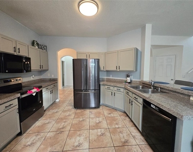 930 Oxford Drive - Photo Thumbnail 3