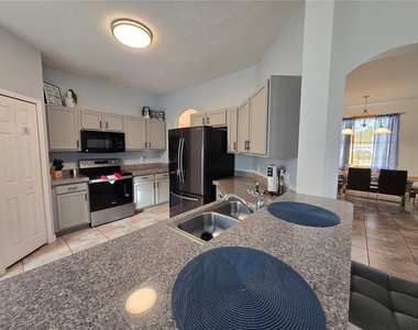 930 Oxford Drive - Photo Thumbnail 6
