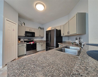 930 Oxford Drive - Photo Thumbnail 10