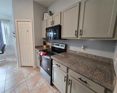 930 Oxford Drive - Photo Thumbnail 8