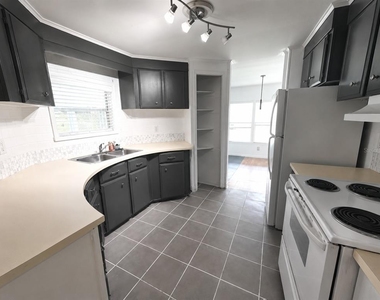 1503 Peachtree Lane - Photo Thumbnail 5