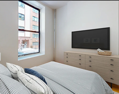 East 91st Street - Photo Thumbnail 2