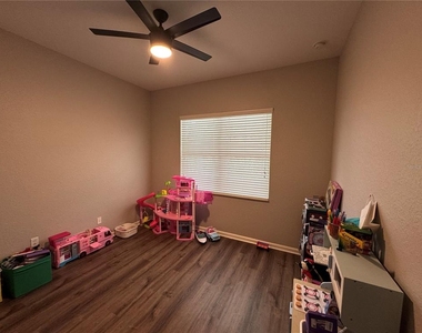 6811 Helmsley Circle - Photo Thumbnail 11