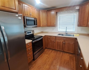 308 N Cypress Way - Photo Thumbnail 5