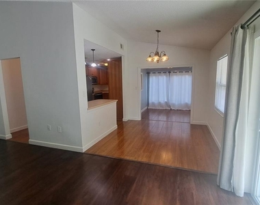 308 N Cypress Way - Photo Thumbnail 3