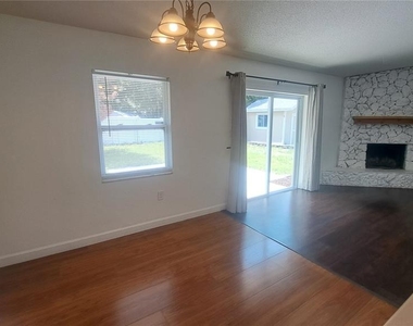 308 N Cypress Way - Photo Thumbnail 2