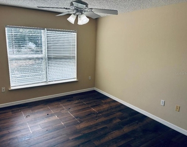 5662 Oakwood Knoll Drive - Photo Thumbnail 7