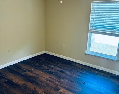 5662 Oakwood Knoll Drive - Photo Thumbnail 8