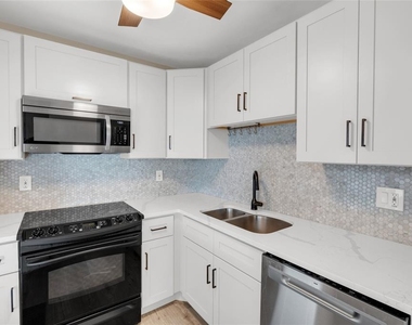 5996 Hibiscus Drive - Photo Thumbnail 6