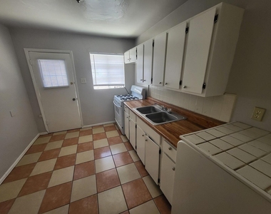 2607 Nations Avenue - Photo Thumbnail 3