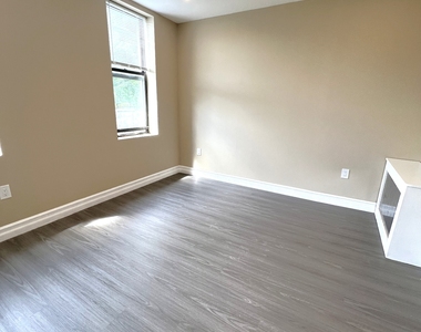 34-35 42nd Street - Photo Thumbnail 5