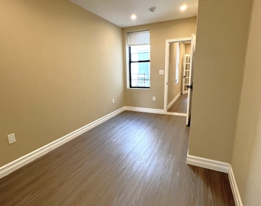 34-35 42nd Street - Photo Thumbnail 7