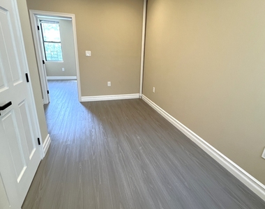 34-35 42nd Street - Photo Thumbnail 8