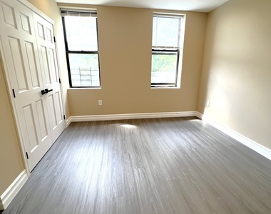 34-35 42nd Street - Photo Thumbnail 3