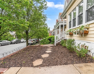 419 Hastings St - Photo Thumbnail 2