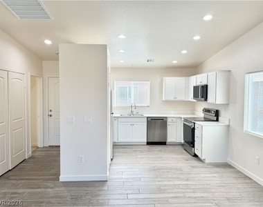 1081 S Quartzite Avenue - Photo Thumbnail 8