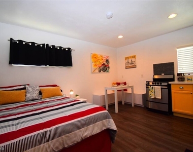 308 S 10th Street - Photo Thumbnail 2