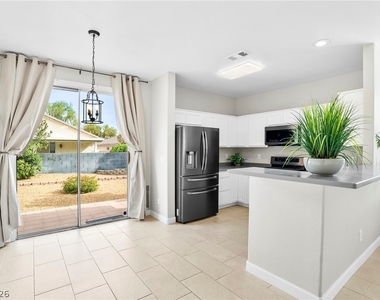 8824 Iron Hitch Avenue - Photo Thumbnail 7