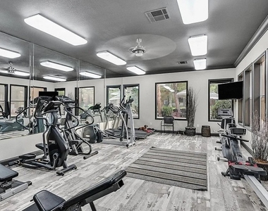 555 E Silverado Ranch Boulevard - Photo Thumbnail 7