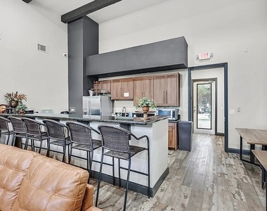 555 E Silverado Ranch Boulevard - Photo Thumbnail 6