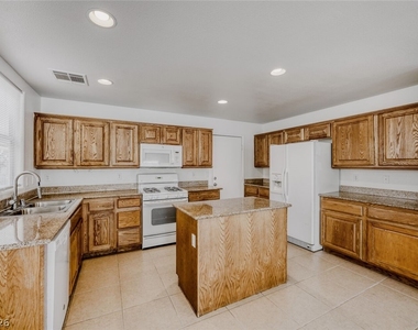 2562 Begonia Valley Avenue - Photo Thumbnail 6