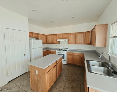 9034 Rochelle Avenue - Photo Thumbnail 4